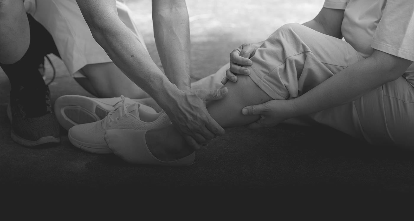 Slip and fall lawyer in Brampton meeting with an injured client about a property injury claim